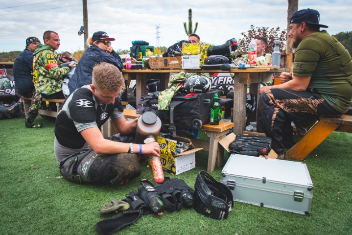 Profesjonalny sprzęt paintballowy w Arenie Mocy